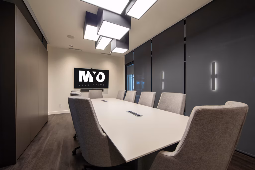 Salle de réunion du Myo Club à Laval avec écran et audio pour huis clos
