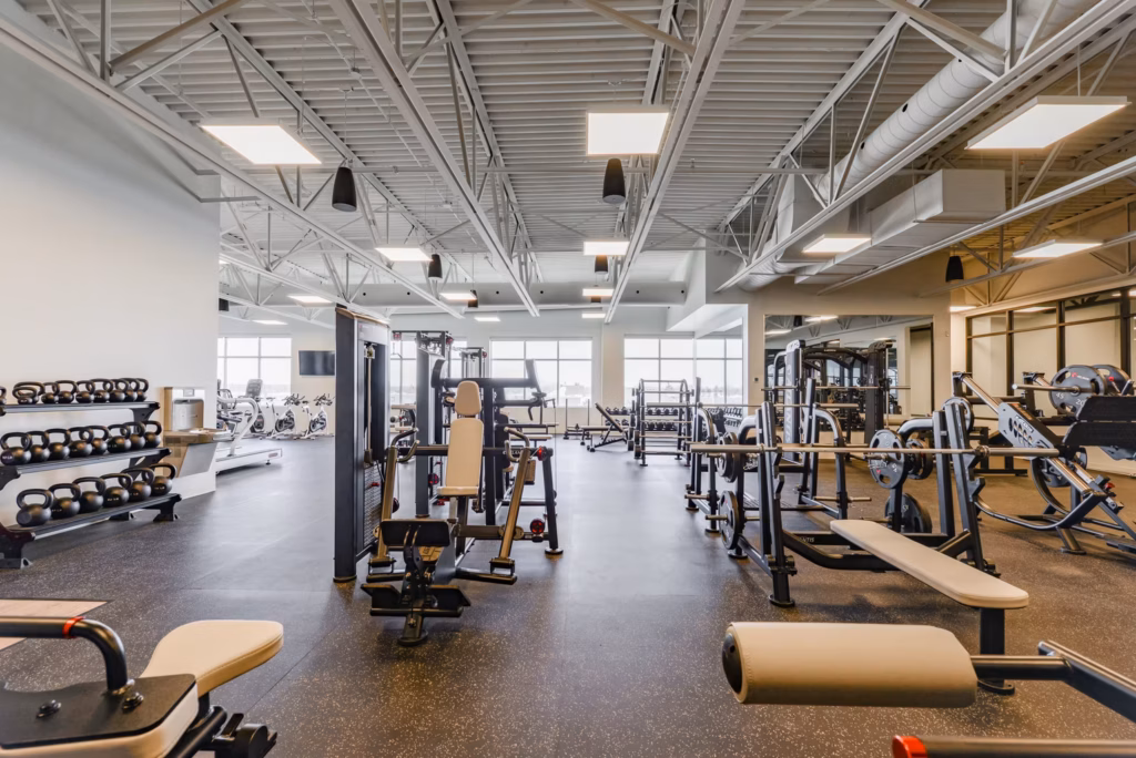 Salle d'entraînement du Myo Club à Laval avec écrans et sonorisation