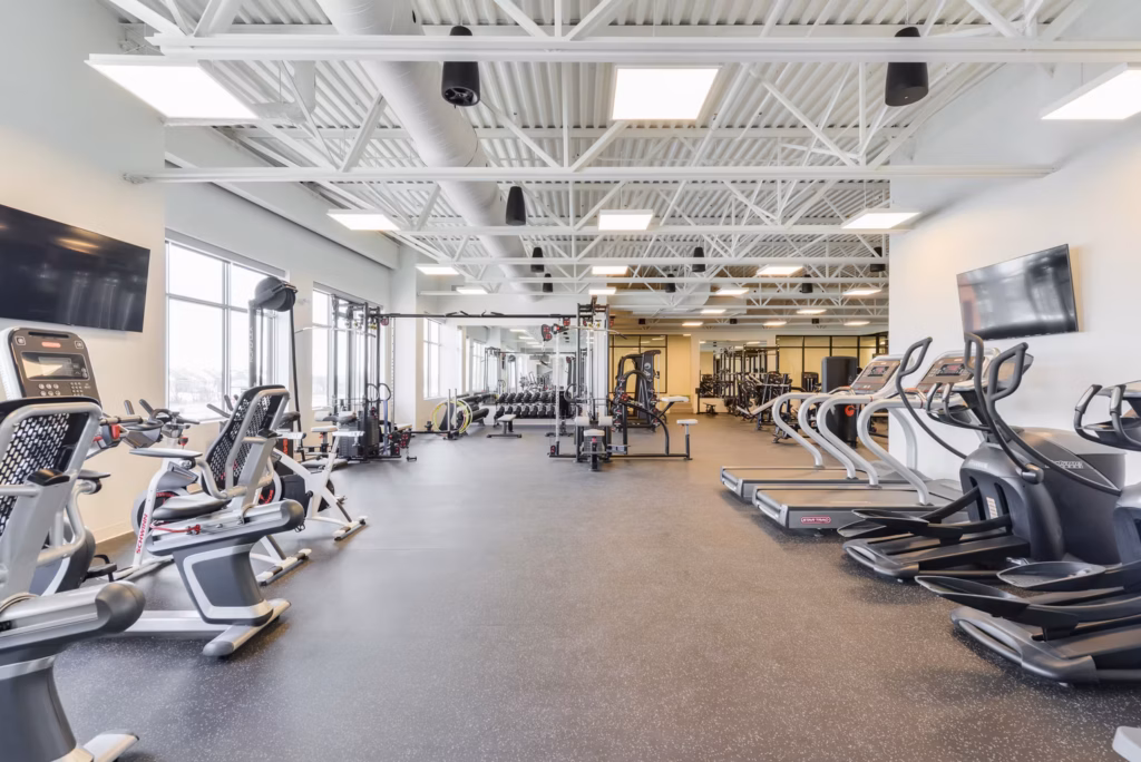 Salle d'entraînement du Myo Club à Laval avec écrans et sonorisation