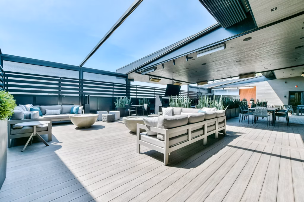 Terrasse du Myo Club à Laval avec sonorisation extérieure et chauffe-terrasses