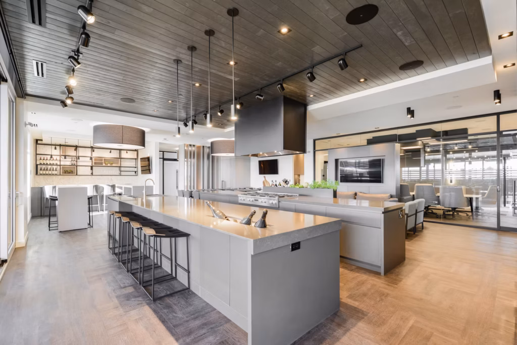 Bar et cuisine du Myo Club à Laval avec écrans intégrés