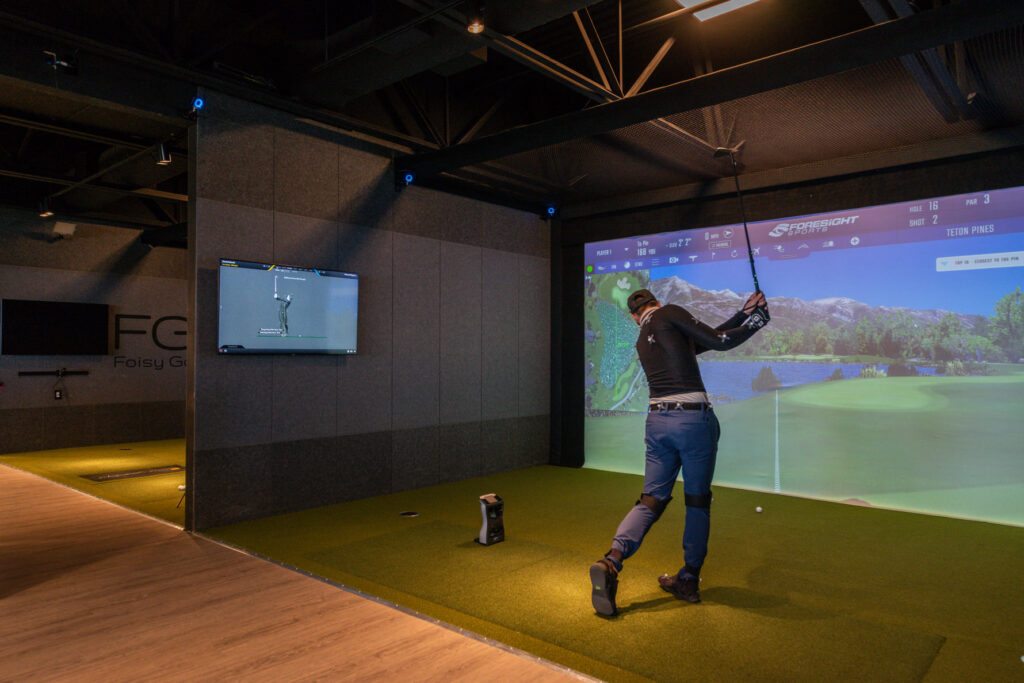Golfeur au simulateur du Myo Club, projection et son synchronisés