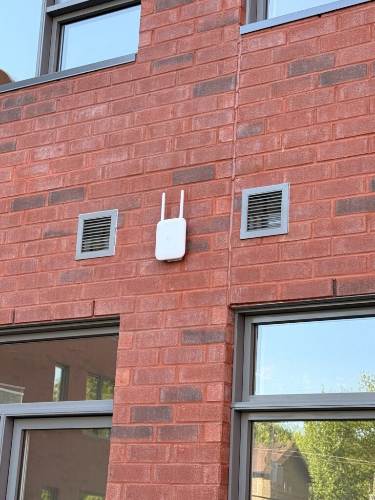 Borne Wi-Fi extérieure sur la façade de brique du Beaulieu
