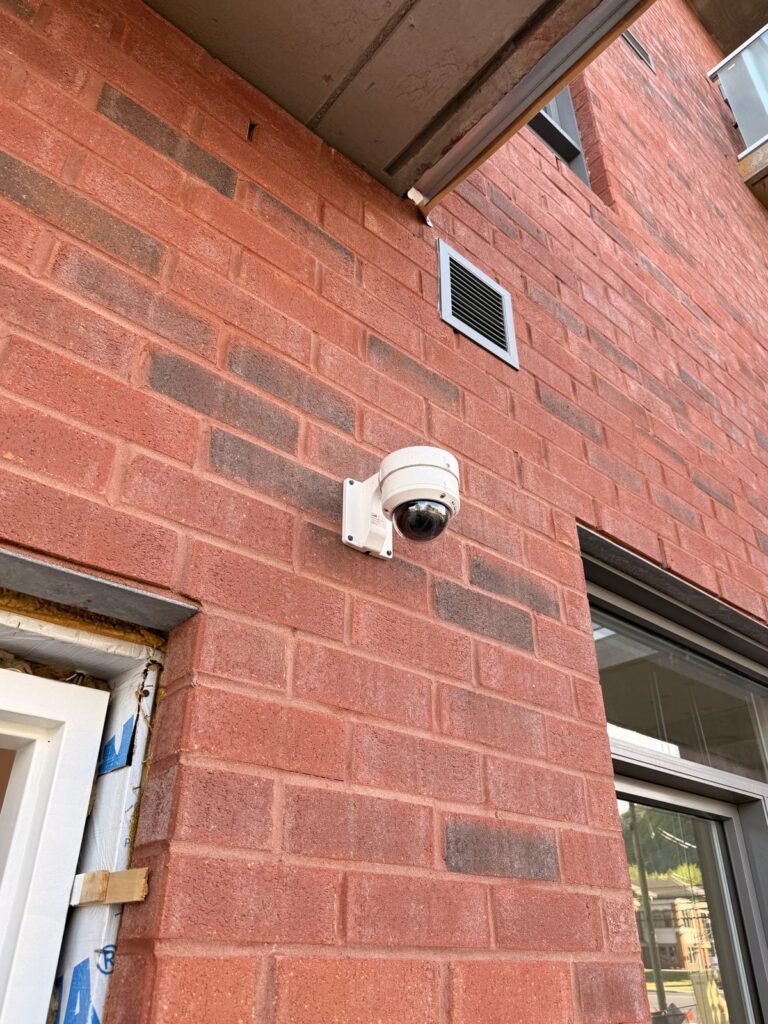Caméra de surveillance extérieure sur la façade du Beaulieu