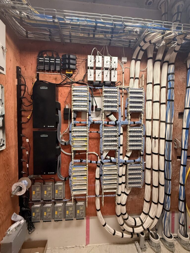 Panneaux des systèmes de sécurité et de communication dans la salle électrique du Beaulieu