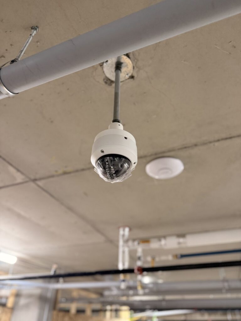 Caméra dôme au plafond d'un espace commun du Beaulieu